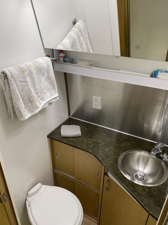 2016 Airstream Flying Cloud 25FB thumbnail 10