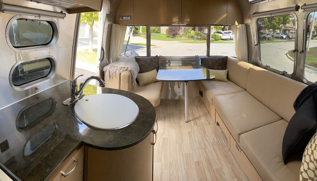 2016 Airstream Flying Cloud 25FB thumbnail 5