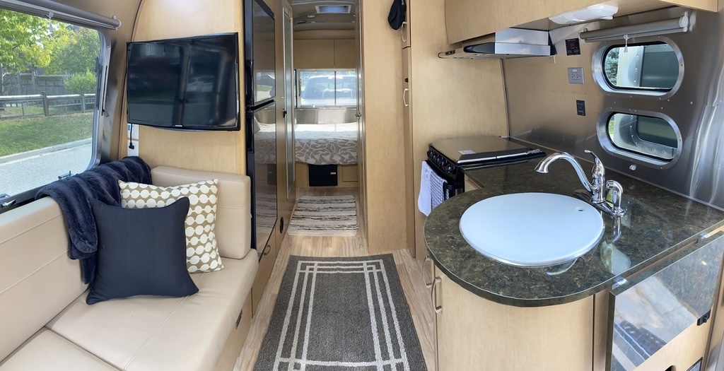 2016 Airstream Flying Cloud 25FB thumbnail 8